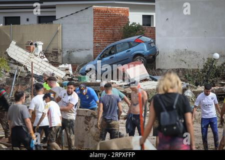 Madrid, Spanien. September 2023. Ein Auto wird zerstört, nachdem es vom überfluteten Fluss Alberche in der Madrider Stadt El Alamo weggefegt wurde. Die Stadt war am stärksten von den starken Regenfällen am Wochenende in der Gemeinschaft Madrid und vom Überlauf der Alberche betroffen. Quelle: SOPA Images Limited/Alamy Live News Stockfoto