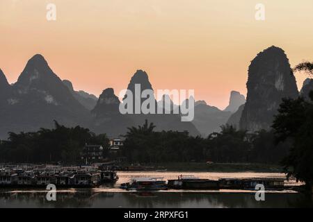 200521 -- GUILIN, 21. Mai 2020 -- Foto aufgenommen am 19. Mai 2020 zeigt die Landschaft der Stadt Xingping im Yangshuo County von Guilin, südchinesische autonome Region Guangxi Zhuang. CHINA-GUANGXI-GUILIN-YANGSHUO-LANDSCHAFT CN CAOXYIMING PUBLICATIONXNOTXINXCHN Stockfoto