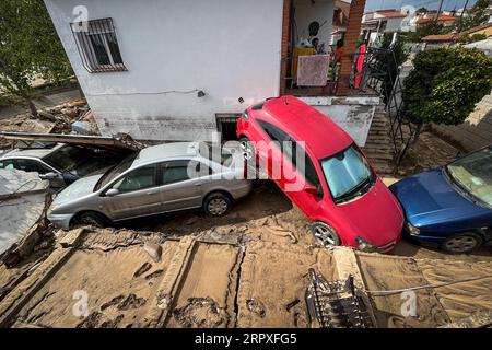 Madrid, Spanien. September 2023. Autos stapelten übereinander, nachdem sie von der überfluteten Alberche in der Madrider Stadt El Alamo weggefegt wurden. Die Stadt war am stärksten von den starken Regenfällen am Wochenende in der Gemeinschaft Madrid und vom Überlauf der Alberche betroffen. Quelle: SOPA Images Limited/Alamy Live News Stockfoto