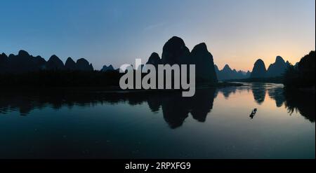 200521 -- GUILIN, 21. Mai 2020 -- Luftbild aufgenommen am 19. Mai 2020 zeigt die Landschaft der Stadt Xingping im Yangshuo County von Guilin, südchinesische autonome Region Guangxi Zhuang. CHINA-GUANGXI-GUILIN-YANGSHUO-LANDSCHAFT CN ZHOUXHUA PUBLICATIONXNOTXINXCHN Stockfoto