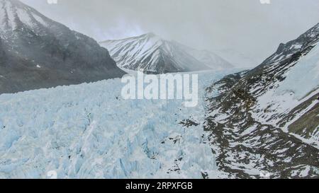 200521 -- MOUNT QOMOLANGMA BASE CAMP, 21. Mai 2020 -- Luftaufnahme am 20. Mai 2020 zeigt Ost-Rongbuk-Gletscher auf Mount Qomolangma. InTibetCHINA-MOUNT QOMOLANGMA-VIEWS CN JigmexDorje PUBLICATIONxNOTxINxCHN Stockfoto