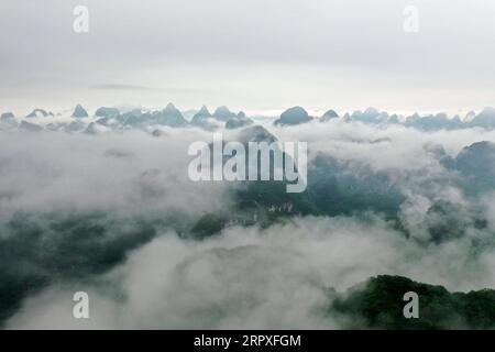 200521 -- GUILIN, 21. Mai 2020 -- Luftaufnahme aufgenommen am 21. Mai 2020 zeigt die Landschaft der Stadt Xingping im Yangshuo County von Guilin, südchinesische autonome Region Guangxi Zhuang. CHINA-GUANGXI-GUILIN-YANGSHUO-LANDSCHAFT CN CAOXYIMING PUBLICATIONXNOTXINXCHN Stockfoto