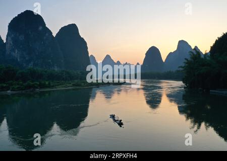 200521 -- GUILIN, 21. Mai 2020 -- Luftaufnahme aufgenommen am 19. Mai 2020 zeigt die Landschaft der Stadt Xingping im Yangshuo County von Guilin, südchinesische autonome Region Guangxi Zhuang. CHINA-GUANGXI-GUILIN-YANGSHUO-LANDSCHAFT CN ZHOUXHUA PUBLICATIONXNOTXINXCHN Stockfoto