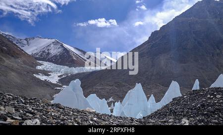 200521 -- MOUNT QOMOLANGMA BASE CAMP, 21. Mai 2020 -- Foto aufgenommen am 20. Mai 2020 zeigt Eisspitzen auf dem Weg zum Vorwärtslager in einer Höhe von 6.500 Metern auf dem Berg Qomolangma. InTibetCHINA-MOUNT QOMOLANGMA-VIEWS CN JigmexDorje PUBLICATIONxNOTxINxCHN Stockfoto