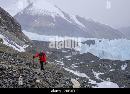 200521 -- MOUNT QOMOLANGMA BASE CAMP, 21. Mai 2020 -- Lodro Gyatso, ein Journalist der Xinhua News Agency, begibt sich am 20. Mai 2020 zum Vorwärtslager in 6.500 Metern Höhe auf dem Mount Qomolangma. InTibetCHINA-MOUNT QOMOLANGMA-VIEWS CN JigmexDorje PUBLICATIONxNOTxINxCHN Stockfoto