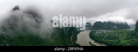 200521 -- GUILIN, 21. Mai 2020 -- Luftbild aufgenommen am 21. Mai 2020 zeigt die Landschaft der Stadt Xingping im Yangshuo County von Guilin, südchinesische autonome Region Guangxi Zhuang. CHINA-GUANGXI-GUILIN-YANGSHUO-LANDSCHAFT CN ZHOUXHUA PUBLICATIONXNOTXINXCHN Stockfoto