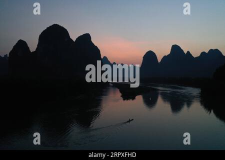 200521 -- GUILIN, 21. Mai 2020 -- Luftaufnahme aufgenommen am 19. Mai 2020 zeigt die Landschaft der Stadt Xingping im Yangshuo County von Guilin, südchinesische autonome Region Guangxi Zhuang. CHINA-GUANGXI-GUILIN-YANGSHUO-LANDSCHAFT CN ZHOUXHUA PUBLICATIONXNOTXINXCHN Stockfoto
