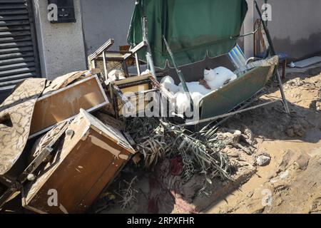 Madrid, Spanien. September 2023. Ein Kuschelbär ist in den Trümmern eines der Häuser, die von den Überschwemmungen in der Madrider Stadt El Alamo betroffen waren, zurückgeblieben. Die Stadt war am stärksten von den starken Regenfällen am Wochenende in der Gemeinschaft Madrid und vom Überlauf der Alberche betroffen. Quelle: SOPA Images Limited/Alamy Live News Stockfoto