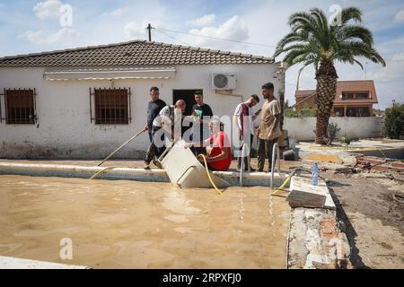 Madrid, Spanien. September 2023. Eine Gruppe von Männern arbeitet an der Reinigung und Beseitigung von Trümmern in einem der Häuser, die von den Überschwemmungen in der Madrider Stadt El Alamo betroffen sind. Die Stadt war am stärksten von den starken Regenfällen am Wochenende in der Gemeinschaft Madrid und vom Überlauf der Alberche betroffen. Quelle: SOPA Images Limited/Alamy Live News Stockfoto