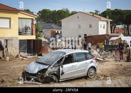 Madrid, Spanien. September 2023. Ein Auto wird zerstört, nachdem es vom überfluteten Fluss Alberche in der Madrider Stadt El Alamo weggefegt wurde. Die Stadt war am stärksten von den starken Regenfällen am Wochenende in der Gemeinschaft Madrid und vom Überlauf der Alberche betroffen. Quelle: SOPA Images Limited/Alamy Live News Stockfoto