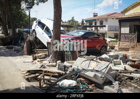Madrid, Spanien. September 2023. Auf dem Bild sehen Sie übereinander gestapelte Autos, nachdem sie vom überfluteten Fluss Alberche in der Madrider Stadt El Alamo weggefegt wurden. Die Stadt war am stärksten von den starken Regenfällen am Wochenende in der Gemeinschaft Madrid und vom Überlauf der Alberche betroffen. Quelle: SOPA Images Limited/Alamy Live News Stockfoto