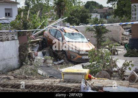 Madrid, Spanien. September 2023. Ein Auto wird zerstört, nachdem es vom überfluteten Fluss Alberche in der Madrider Stadt El Alamo weggefegt wurde. Die Stadt war am stärksten von den starken Regenfällen am Wochenende in der Gemeinschaft Madrid und vom Überlauf der Alberche betroffen. Quelle: SOPA Images Limited/Alamy Live News Stockfoto