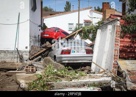 Madrid, Spanien. September 2023. Autos stapelten übereinander, nachdem sie von der überfluteten Alberche in der Madrider Stadt El Alamo weggefegt wurden. Die Stadt war am stärksten von den starken Regenfällen am Wochenende in der Gemeinschaft Madrid und vom Überlauf der Alberche betroffen. Quelle: SOPA Images Limited/Alamy Live News Stockfoto