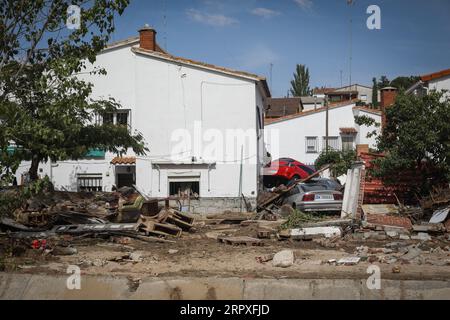 Madrid, Spanien. September 2023. Ein Gebiet, das von der Durchquerung des Flusses betroffen war, nachdem der Fluss Alberche in der Madrider Stadt El Alamo übergelaufen war. Die Stadt war am stärksten von den starken Regenfällen am Wochenende in der Gemeinschaft Madrid und vom Überlauf der Alberche betroffen. Quelle: SOPA Images Limited/Alamy Live News Stockfoto