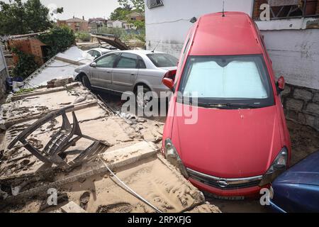 Madrid, Spanien. September 2023. Autos stapelten übereinander, nachdem sie von der überfluteten Alberche in der Madrider Stadt El Alamo weggefegt wurden. Die Stadt war am stärksten von den starken Regenfällen am Wochenende in der Gemeinschaft Madrid und vom Überlauf der Alberche betroffen. Quelle: SOPA Images Limited/Alamy Live News Stockfoto