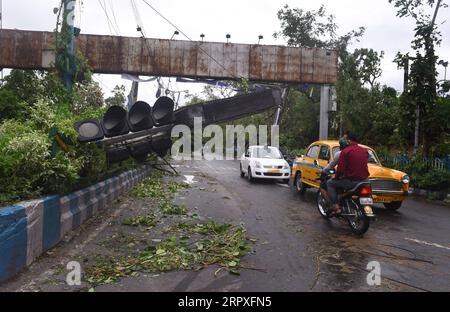 200521 -- KOLKATA, 21. Mai 2020 -- Pendler durchqueren ein kaputtes Signalsystem, nachdem der schwere Zyklonsturm Amphan am 21. Mai 2020 Kolkata, Indien, getroffen hatte. Mamata Banerjee, die Ministerin des indischen Oststaates Westbengalen, sagte am Donnerstag, dass in ihrem Bundesstaat 72 Menschen durch den schweren Zyklonsturm Amphan getötet wurden. Der Zyklonsturm, der böige Winde bis zu 190 km/h auslöste und Regen erschütterte am Mittwochabend West-Bengalen und die Küste von Odisha, flachte provisorische Häuser ab und raubte Elektromasten und Bäume. STR/Xinhua INDIA-KOLKATA-STORM AMPHAN Stringer PUBLICATIONxNOTxINxCHN Stockfoto