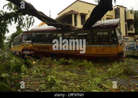 200521 -- KOLKATA, 21. Mai 2020 -- ein entwurzelter Baum fällt während des schweren Zyklonsturms Amphan in Kalkutta, Indien am 21. Mai 2020 in einen Minibus. Mamata Banerjee, die Ministerin des indischen Oststaates Westbengalen, sagte am Donnerstag, dass in ihrem Bundesstaat 72 Menschen durch den schweren Zyklonsturm Amphan getötet wurden. Der Zyklonsturm, der böige Winde bis zu 190 km/h auslöste und Regen erschütterte am Mittwochabend West-Bengalen und die Küste von Odisha, flachte provisorische Häuser ab und raubte Elektromasten und Bäume. STR/Xinhua INDIA-KOLKATA-STORM AMPHAN Stringer PUBLICATIONxNOTxINxCHN Stockfoto