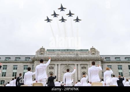 20. Mai 2020, Annapolis, MD, Vereinigte Staaten von Amerika: Die Blue Angels fliegen über die Bancroft Hall am Ende der fünften Vereidigung für die Naval Academy Class von 2020 unter COVID-19, Coronavirus-Pandemie Social Distancing Rules, 20. Mai 2020 in Annapolis, Maryland. Etwa 1.000 Midshipmen werden bei fünf Veranstaltungen und einer virtuellen Zeremonie ihren Abschluss machen und vereidigt werden. Bild: /Planet Pix via ZUMA Wire U.S. Naval Academy Graduation Ceremony under Pandemic Rules DanaxLegg/DOD PUBLICATIONxNOTxINxCHN USNA.Graduation20200520102.jpg Stockfoto