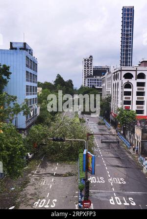 200521 -- KOLKATA, 21. Mai 2020 -- Eine Straße wird von entwurzelten Bäumen blockiert, nachdem der schwere Zyklonsturm Amphan Kolkata, Indien, am 21. Mai 2020 getroffen hatte. Mamata Banerjee, die Ministerin des indischen Oststaates Westbengalen, sagte am Donnerstag, dass in ihrem Bundesstaat 72 Menschen durch den schweren Zyklonsturm Amphan getötet wurden. Der Zyklonsturm, der böige Winde bis zu 190 km/h auslöste und Regen erschütterte am Mittwochabend West-Bengalen und die Küste von Odisha, flachte provisorische Häuser ab und raubte Elektromasten und Bäume. STR/Xinhua INDIA-KOLKATA-STORM AMPHAN Stringer PUBLICATIONxNOTxINxCHN Stockfoto