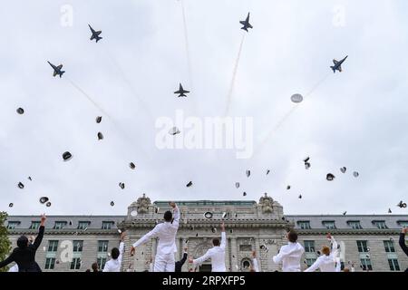 Mai 2020, Annapolis, MD, Vereinigte Staaten von Amerika: die Blue Angels fliegen über die Bancroft Hall, während Midshipmen ihre Hüte werfen und die fünfte Vereidigung für die Naval Academy Class von 2020 nach COVID-19, Coronavirus-Pandemie Social Distancing Rules, den 20. Mai 2020 in Annapolis, Maryland, abschließen. Etwa 1.000 Midshipmen werden bei fünf Veranstaltungen und einer virtuellen Zeremonie ihren Abschluss machen und vereidigt werden. Bild: /Planet Pix via ZUMA Wire US Naval Academy Graduation Ceremony under Pandemic Rules DanaxLegg/DOD PUBLICATIONxNOTxINxCHN USNA.Graduation Stockfoto