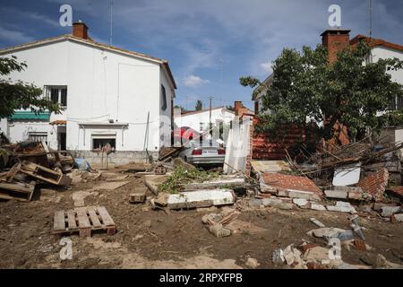 Madrid, Spanien. September 2023. Ein Gebiet, das von der Durchquerung des Flusses betroffen war, nachdem der Fluss Alberche in der Madrider Stadt El Alamo übergelaufen war. Die Stadt war am stärksten von den starken Regenfällen am Wochenende in der Gemeinschaft Madrid und vom Überlauf der Alberche betroffen. Quelle: SOPA Images Limited/Alamy Live News Stockfoto