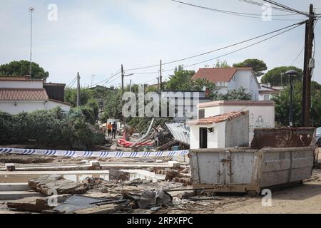 Madrid, Spanien. September 2023. Ein Gebiet, das von der Durchquerung des Flusses betroffen war, nachdem der Fluss Alberche in der Madrider Stadt El Alamo übergelaufen war. Die Stadt war am stärksten von den starken Regenfällen am Wochenende in der Gemeinschaft Madrid und vom Überlauf der Alberche betroffen. Quelle: SOPA Images Limited/Alamy Live News Stockfoto