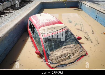 Madrid, Spanien. September 2023. Ein Auto wurde vom Überlauf der Alberche in ein privates Schwimmbad in der Madrider Stadt El Alamo geschleppt. Die Stadt war am stärksten von den starken Regenfällen am Wochenende in der Gemeinschaft Madrid und vom Überlauf der Alberche betroffen. Quelle: SOPA Images Limited/Alamy Live News Stockfoto