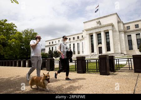 200521 -- WASHINGTON, 21. Mai 2020 Xinhua -- Menschen gehen am Gebäude der US-Notenbank in Washington D.C., USA, 21. Mai 2020 vorbei. Der Vorsitzende der US-Notenbank Jerome Powell sagte am Donnerstag, dass der durch COVID-19 ausgelöste Wirtschaftsabschwung im ganzen Land akute Schmerzen verursacht habe, und stellte fest, dass die Belastung nicht gleichmäßig verteilt werde. Foto von Ting Shen/Xinhua U.S.-WASHINGTON D.C.-FED CHIEF-COVID-19-ECONOMIC DOWNTURN PUBLICATIONxNOTxINxCHN Stockfoto