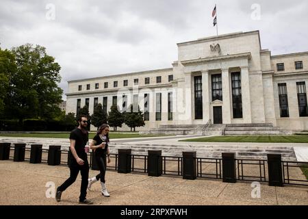 200521 -- WASHINGTON, 21. Mai 2020 Xinhua -- Menschen gehen am Gebäude der US-Notenbank in Washington D.C., USA, 21. Mai 2020 vorbei. Der Vorsitzende der US-Notenbank Jerome Powell sagte am Donnerstag, dass der durch COVID-19 ausgelöste Wirtschaftsabschwung im ganzen Land akute Schmerzen verursacht habe, und stellte fest, dass die Belastung nicht gleichmäßig verteilt werde. Foto von Ting Shen/Xinhua U.S.-WASHINGTON D.C.-FED CHIEF-COVID-19-ECONOMIC DOWNTURN PUBLICATIONxNOTxINxCHN Stockfoto