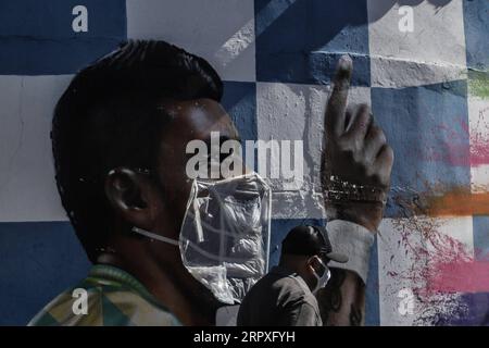 200522 -- SAO PAULO, 22. Mai 2020 -- Ein Graffiti erhält am 21. Mai 2020 Eine Gesichtsmaske, um das Bewusstsein für die Ausbreitung von COVID-19 in Sao Paulo, Brasilien, zu schärfen. BRAZIL-SAO PAULO-COVID-19-GRAFFITI-GESICHTSMASKE RAHELXPATRASSO PUBLICATIONXNOTXINXCHN Stockfoto