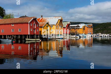 Råkvåg ist ein kleines, malerisches Küstendorf in der norwegischen Provinz Trøndelag. Stockfoto