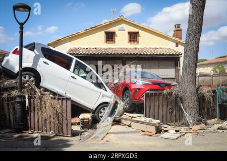 Madrid, Spanien. September 2023. Autos stapelten übereinander, nachdem sie von der überfluteten Alberche in der Madrider Stadt El Alamo weggefegt wurden. Die Stadt war am stärksten von den starken Regenfällen am Wochenende in der Gemeinschaft Madrid und vom Überlauf der Alberche betroffen. (Foto: David Canales/SOPA Images/SIPA USA) Credit: SIPA USA/Alamy Live News Stockfoto