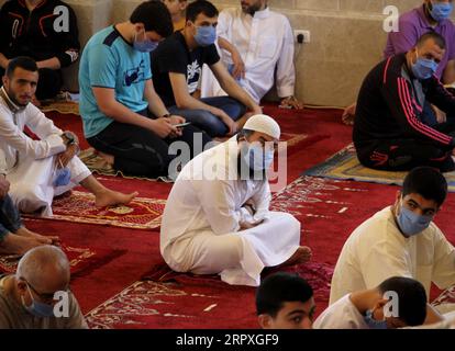 200522 -- GAZA, 22. Mai 2020 Xinhua -- Ein palästinensischer Anbeter, der eine Maske trägt, nimmt am letzten Freitagsgebet des heiligen Monats Ramadan in der al-Hasina Moschee in Gaza-Stadt am 22. Mai 2020 Teil. Foto von Rizek Abdeljawad/Xinhua MIDEAST-GAZA-FRIDAY-GEBET PUBLICATIONxNOTxINxCHN Stockfoto