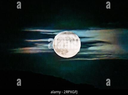 Super Blue Full Moon steigt über den Rocky Mountains, Salida, Colorado, USA auf Stockfoto