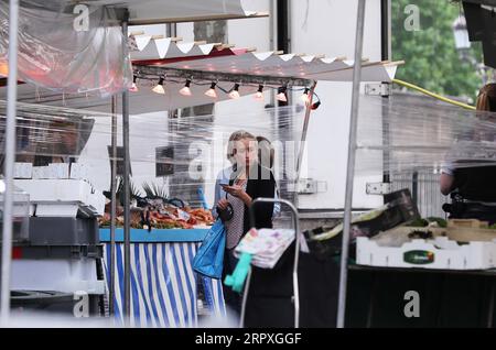 200522 -- PARIS, 22. Mai 2020 -- Eine Frau wird auf einem Freiluftmarkt in Paris, Frankreich, am 22. Mai 2020 gesehen. Frankreich hat beschlossen, die verzögerte zweite Runde der Bürgermeisterwahlen am 28. Juni zu organisieren, die Premierminister Edouard Philippe am Freitag für umkehrbar erklärt hat, wenn sich die Coronavirus-Epidemie dagegen wendet. FRANKREICH-PARIS-COVID-19-BÜRGERMEISTER WAHLEN GaoxJing PUBLICATIONxNOTxINxCHN Stockfoto