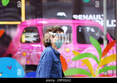 200522 -- PARIS, 22. Mai 2020 -- Eine Frau trägt Maske und Gesichtsschutz auf der Champs Elysees Avenue in Paris, Frankreich, 22. Mai 2020. Frankreich hat beschlossen, die verzögerte zweite Runde der Bürgermeisterwahlen am 28. Juni zu organisieren, die Premierminister Edouard Philippe am Freitag für umkehrbar erklärt hat, wenn sich die Coronavirus-Epidemie dagegen wendet. FRANKREICH-PARIS-COVID-19-BÜRGERMEISTER WAHLEN GaoxJing PUBLICATIONxNOTxINxCHN Stockfoto