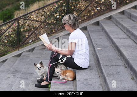 200522 -- PARIS, 22. Mai 2020 -- Eine Frau liest ein Buch im Montmartre in Paris, Frankreich, 22. Mai 2020. Frankreich hat beschlossen, die verzögerte zweite Runde der Bürgermeisterwahlen am 28. Juni zu organisieren, die Premierminister Edouard Philippe am Freitag für umkehrbar erklärt hat, wenn sich die Coronavirus-Epidemie dagegen wendet. FRANKREICH-PARIS-COVID-19-BÜRGERMEISTER WAHLEN GaoxJing PUBLICATIONxNOTxINxCHN Stockfoto