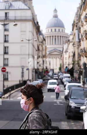 200522 -- PARIS, 22. Mai 2020 -- Eine Frau, die Eine Maske trägt, kommt am Pantheon in Paris, Frankreich, am 22. Mai 2020 vorbei. Frankreich hat beschlossen, die verzögerte zweite Runde der Bürgermeisterwahlen am 28. Juni zu organisieren, die Premierminister Edouard Philippe am Freitag für umkehrbar erklärt hat, wenn sich die Coronavirus-Epidemie dagegen wendet. FRANKREICH-PARIS-COVID-19-BÜRGERMEISTER WAHLEN GaoxJing PUBLICATIONxNOTxINxCHN Stockfoto