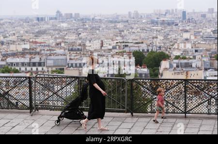 200523 -- PEKING, 23. Mai 2020 -- Eine Mutter und ihr Kind machen einen Spaziergang im Montmartre in Paris, Frankreich, 22. Mai 2020. Frankreich hat beschlossen, die verzögerte zweite Runde der Bürgermeisterwahlen am 28. Juni zu organisieren, die Premierminister Edouard Philippe am Freitag für umkehrbar erklärt hat, wenn sich die COVID-19-Pandemie dagegen wendet. XINHUA-FOTOS DES TAGES GaoxJing PUBLICATIONxNOTxINxCHN Stockfoto