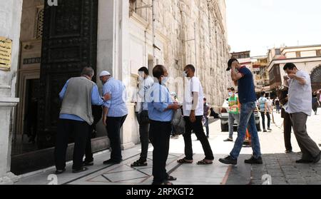200523 -- DAMASKUS, 23. Mai 2020 -- Gläubige treten am 22. Mai 2020 in die Umayyaden-Moschee für Freitagspflege in der alten Stadt Damaskus, Syrien, ein. Foto von /Xinhua SYRIA-DAMASCUS-FRIDAY PRAYERS-COVID-19 AmmarxSafarjalani PUBLICATIONxNOTxINxCHN Stockfoto