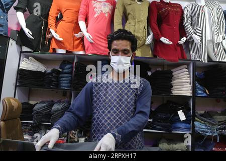 200523 -- KABUL, 23. Mai 2020 -- Ein Ladenbesitzer arrangiert Kleidung vor dem Eid al-Fitr-Festival, das das Ende des heiligen Monats Ramadan in Kabul, Afghanistan, am 23. Mai 2020 markiert. AFGHANISTAN-KABUL-EID AL-FITR-PRÄPARAT RAHMATULLAHXALIZADAH PUBLICATIONXNOTXINXCHN Stockfoto
