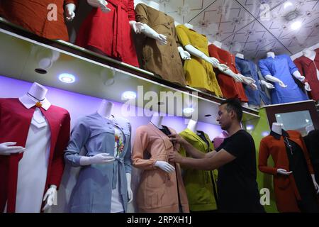 200523 -- KABUL, 23. Mai 2020 -- Ein Ladenbesitzer arrangiert Kleidung vor dem Eid al-Fitr-Festival, das das Ende des heiligen Monats Ramadan in Kabul, Afghanistan, am 23. Mai 2020 markiert. AFGHANISTAN-KABUL-EID AL-FITR-PRÄPARAT RAHMATULLAHXALIZADAH PUBLICATIONXNOTXINXCHN Stockfoto