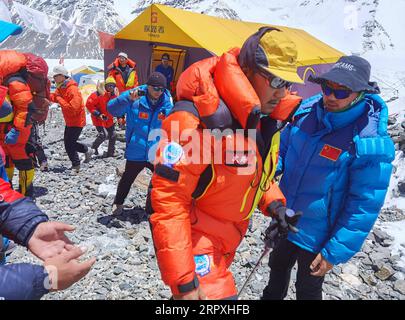 200524 -- MOUNT QOMOLANGMA BASE CAMP, 24. Mai 2020 Xinhua -- chinesische Vermesser starteten am 24. Mai 2020 aus dem Vorlager in einer Höhe von 6.500 Metern auf dem Mount Qomolangma. Ein chinesisches Bergsteigerteam reiste am Sonntag wieder zum Gipfel des Mount Qomolangma, nachdem ihre Pläne, den höchsten Berg der Welt zu erreichen, durch das schlechte Wetter zweimal verzögert wurden. UM MIT DEM Remeasurement-Team nach Mt. Qomolangma-Gipfel erneut nach zweimaliger Verzögerung durch Schlechtwetter Xinhua/Lhapa InTibetCHINA-TIBET-MOUNT QOMOLANGMA-REMEASUREMENT CN PUBLICATIONxNOTxINxCHN Stockfoto