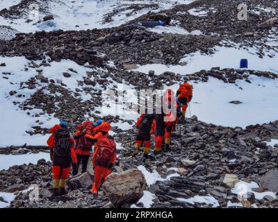 200524 -- MOUNT QOMOLANGMA BASE CAMP, 24. Mai 2020 Xinhua -- chinesische Vermesser starteten am 24. Mai 2020 aus dem Vorlager in einer Höhe von 6.500 Metern auf dem Mount Qomolangma. Ein chinesisches Bergsteigerteam reiste am Sonntag wieder zum Gipfel des Mount Qomolangma, nachdem ihre Pläne, den höchsten Berg der Welt zu erreichen, durch das schlechte Wetter zweimal verzögert wurden. UM MIT DEM Remeasurement-Team nach Mt. Qomolangma-Gipfel erneut nach zweimaliger Verzögerung durch Schlechtwetter Xinhua/Lhapa InTibetCHINA-TIBET-MOUNT QOMOLANGMA-REMEASUREMENT CN PUBLICATIONxNOTxINxCHN Stockfoto