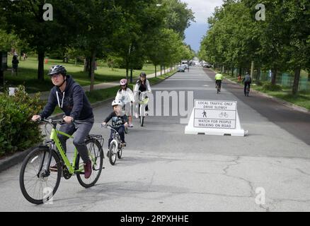 200525 -- VANCOUVER, 25. Mai 2020 Xinhua -- Menschen radeln auf der Slow Street an einer Straße in Vancouver, Kanada, 24. Mai 2020. Die Stadt Vancouver stellte das Programm Slow Streets vor, das es den Menschen ermöglicht, auf den Straßen mit begrenztem Verkehr zu laufen und zu fahren, um den Menschen mehr Platz zu bieten, um die physische Distanz zu halten. Foto von Liang Sen/Xinhua CANADA-VANCOUVER-COVID-19-SLOW STREETS PUBLICATIONxNOTxINxCHN Stockfoto