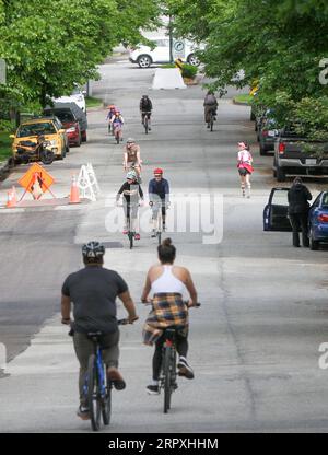 200525 -- VANCOUVER, 25. Mai 2020 Xinhua -- Menschen radeln und joggen auf der Slow Street an einer Straße in Vancouver, Kanada, 24. Mai 2020. Die Stadt Vancouver stellte das Programm Slow Streets vor, das es den Menschen ermöglicht, auf den Straßen mit begrenztem Verkehr zu laufen und zu fahren, um den Menschen mehr Platz zu bieten, um die physische Distanz zu halten. Foto von Liang Sen/Xinhua CANADA-VANCOUVER-COVID-19-SLOW STREETS PUBLICATIONxNOTxINxCHN Stockfoto