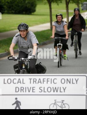 200525 -- VANCOUVER, 25. Mai 2020 Xinhua -- Menschen radeln auf der Slow Street an einer Straße in Vancouver, Kanada, 24. Mai 2020. Die Stadt Vancouver stellte das Programm Slow Streets vor, das es den Menschen ermöglicht, auf den Straßen mit begrenztem Verkehr zu laufen und zu fahren, um den Menschen mehr Platz zu bieten, um die physische Distanz zu halten. Foto von Liang Sen/Xinhua CANADA-VANCOUVER-COVID-19-SLOW STREETS PUBLICATIONxNOTxINxCHN Stockfoto