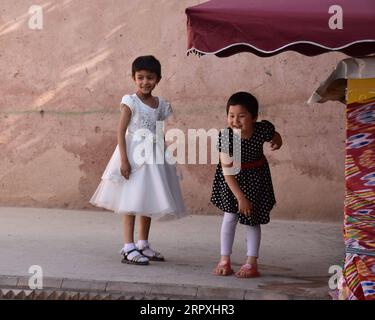 200525 -- KASHGAR, 25. Mai 2020 -- Kinder spielen in der antiken Stadt Kashgar im Nordwesten Chinas Xinjiang Uygur Autonomous Region, 24. Mai 2020. CHINA-XINJIANG-KASHGAR-ANTIKE STADT CN GAOXHAN PUBLICATIONXNOTXINXCHN Stockfoto