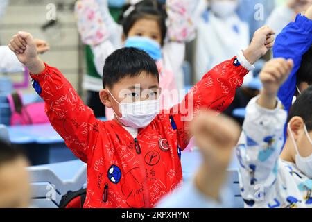 200525 -- GUIYANG, 25. Mai 2020 -- Schüler trainieren während einer Pause in einer Grundschule in Guiyang, südwestchinesische Provinz Guizhou, 25. Mai 2020. Grundschulen in Guiyang nehmen den Unterricht allmählich wieder auf. CHINA-GUIYANG-GRUNDSCHULE-WIEDERERÖFFNUNG CN YANGXWENBIN PUBLICATIONXNOTXINXCHN Stockfoto