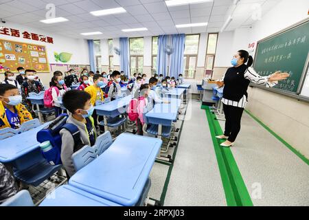 200525 -- GUIYANG, 25. Mai 2020 -- Schüler besuchen eine Grundschule in Guiyang, Südwestchinas Provinz Guizhou, 25. Mai 2020. Grundschulen in Guiyang nehmen den Unterricht allmählich wieder auf. CHINA-GUIYANG-GRUNDSCHULE-WIEDERERÖFFNUNG CN YANGXWENBIN PUBLICATIONXNOTXINXCHN Stockfoto